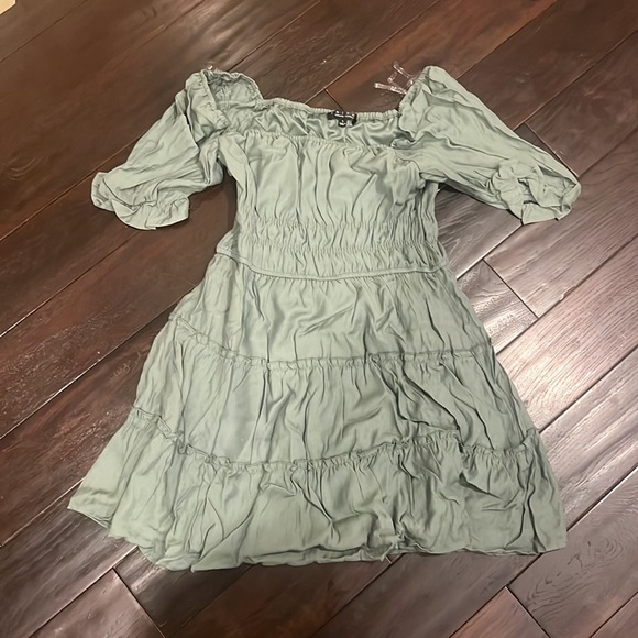 NWT Trixxi Women Green Dress - Picture 2 of 5
